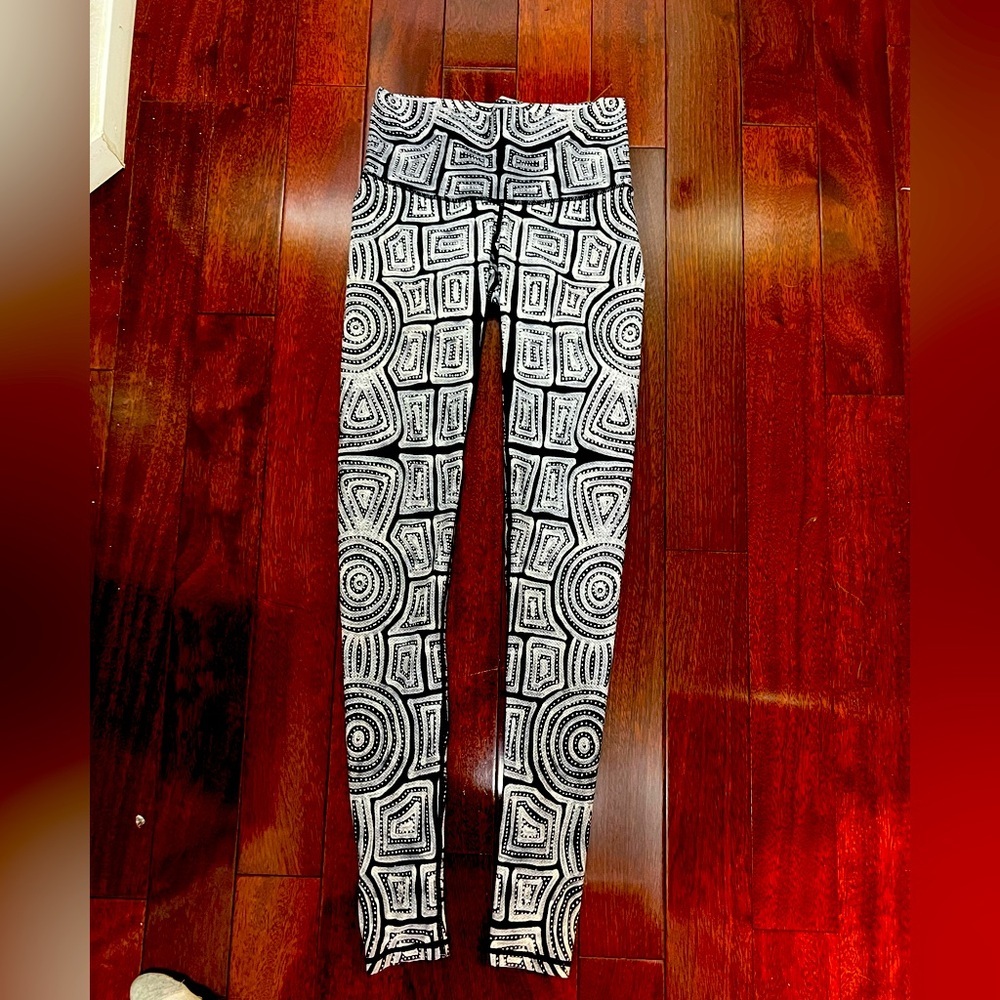 Niyama Sol Black and White Geo Print Leggings